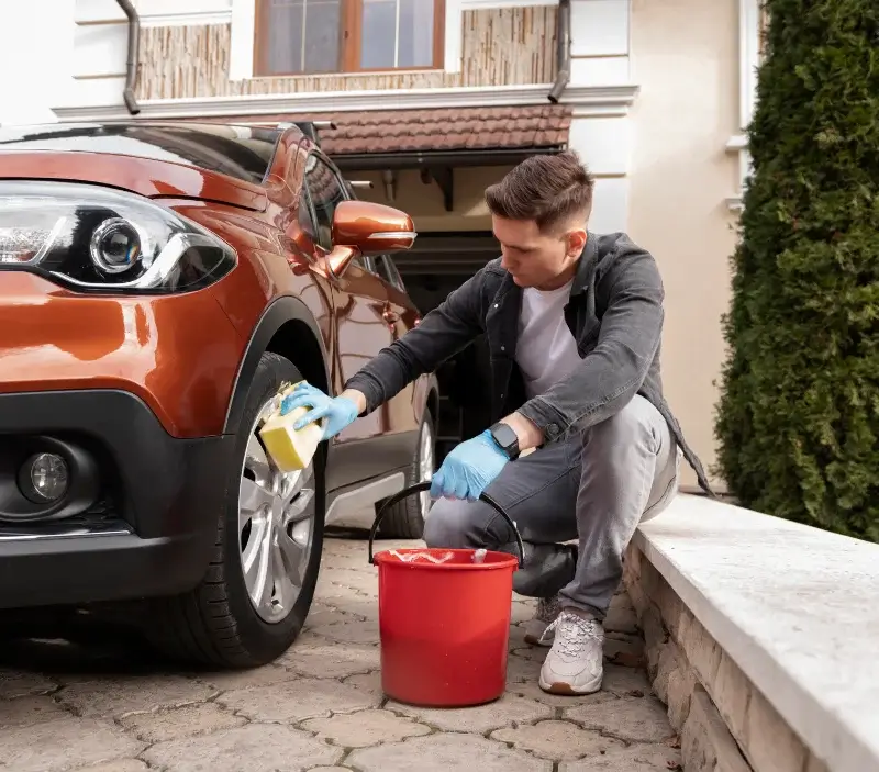 Lavage auto à domicile Chenailler-Mascheix : professionnel intervenant sur un véhicule